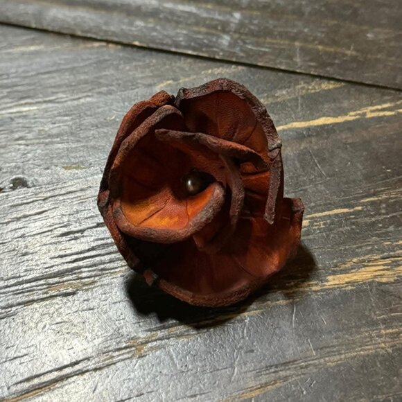 Custom leather flowers and feathers - Picture 2 of 3